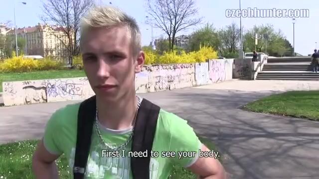 милый блондин-подросток возбуждается на публике в городе