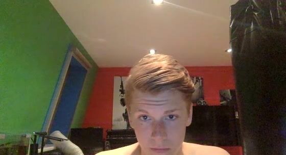 Blond gamer jo