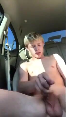 Twink jovem cavalga o pau musculoso do papai sem camisinha no carro