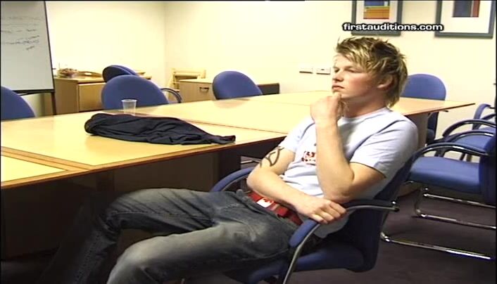 Le blond james trait la queue crue du daddy musclé