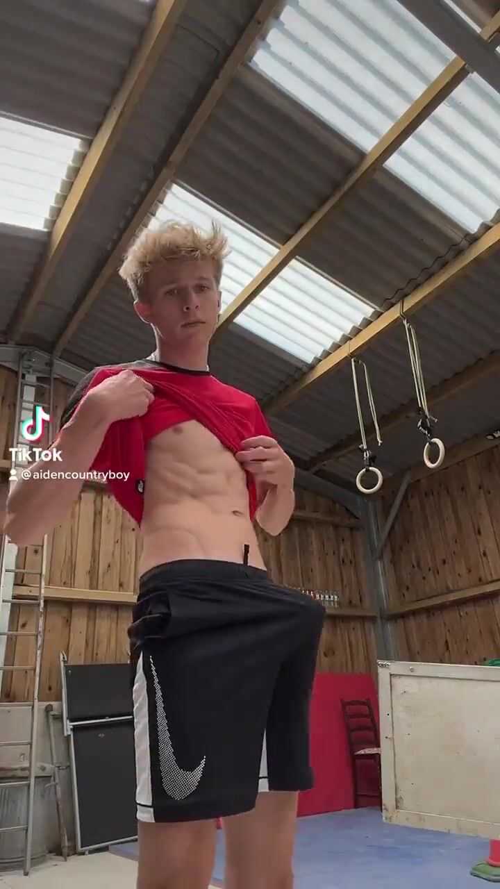 Ados sportifs blonds en uniforme scolaire baisent sans capote