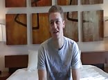 Productor rubio porno gay en solitario