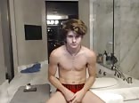 Der blonde shane entlädt sich im badezimmer