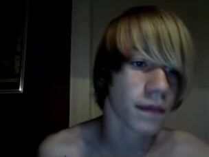 Cam boy blond montre sa bite et son cul