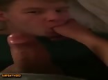 فتى أشقر يمص زب كبير