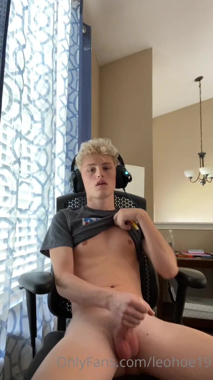 Ado blond suce son pouce et jouit fort