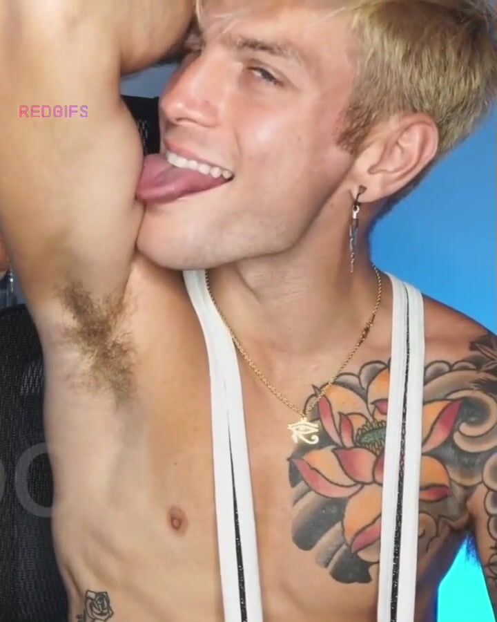 Chico rubio tatuado lame axilas