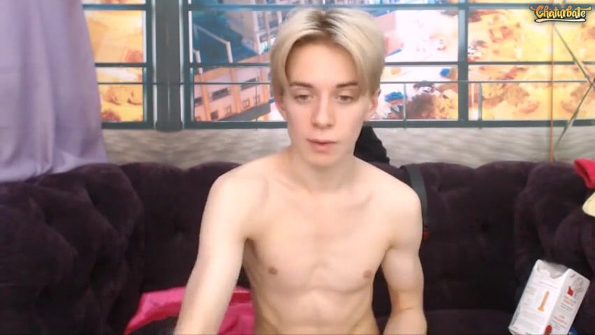 Blonder twink wichst seinen schwanz vor der cam