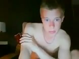 Ado blond se caresse le corps nu en cam