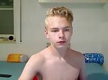 金髪の少年は友達とおしゃべりするのが好き