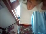 Ado blond se déshabille et branle sa bite en cam