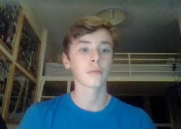 Adolescente loiro de camisa azul ação pornô gay