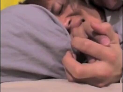 Blonder daddy jagt jungen mit ohrringen roh
