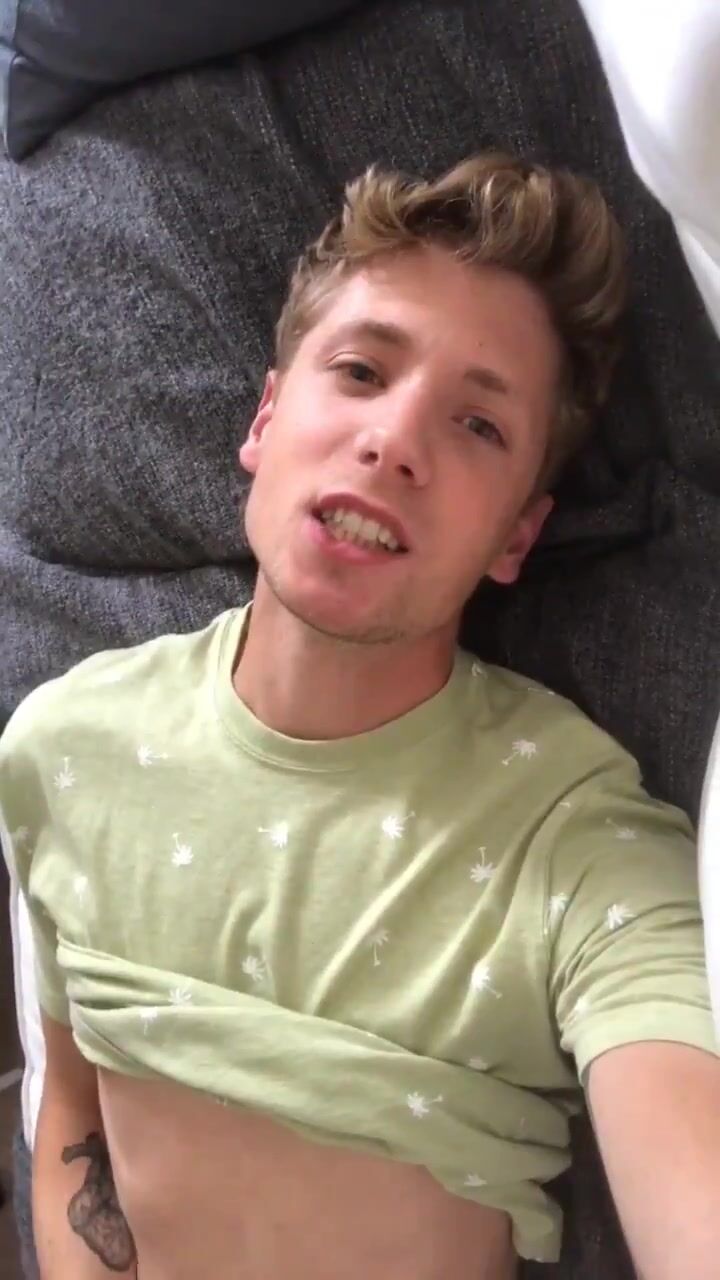 Blonder junge ejakuliert mit einem großen schwanz