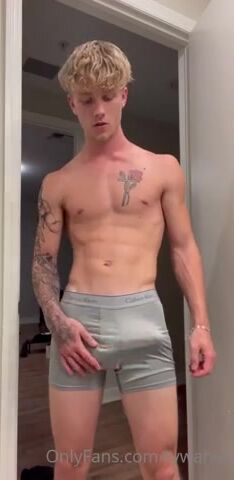 Blonde guy decided to low this pant and wank a litlle gay boys porn