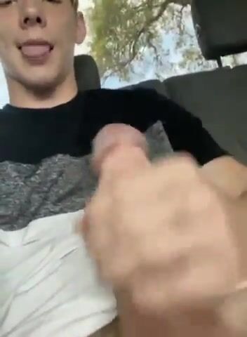 Adolescente loiro hayden monta papai musculoso sem camisinha no ban...