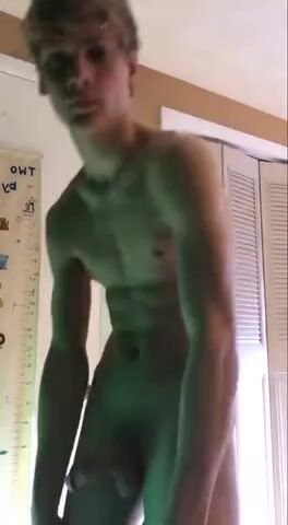 Blonder schlanker hunk zeigt hübsches gesicht und harten schwanz