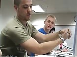 écolier blond exhibe ses gros biceps devant ses camarades