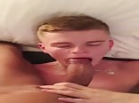 قضيب كبير يُمص من قبل مراهق أشقر