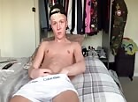 Ado blond se branle et éjacule partout