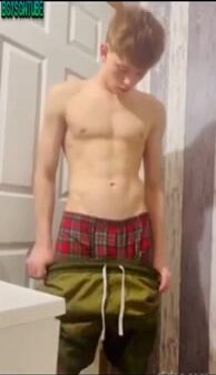 Twink loiro tira a roupa e bate uma