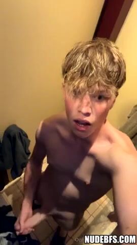 Blonder twink wichst im umkleideraum