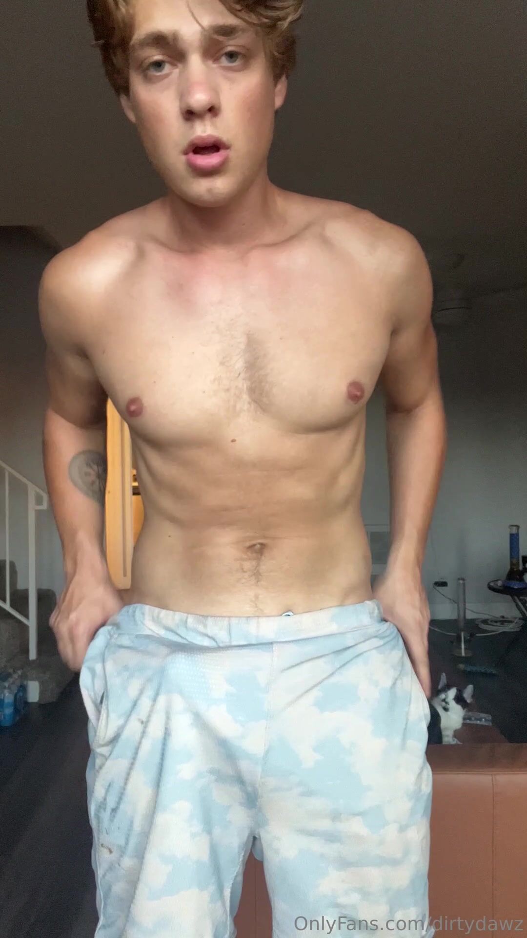 金髪男が茂った陰毛を見せびらかす