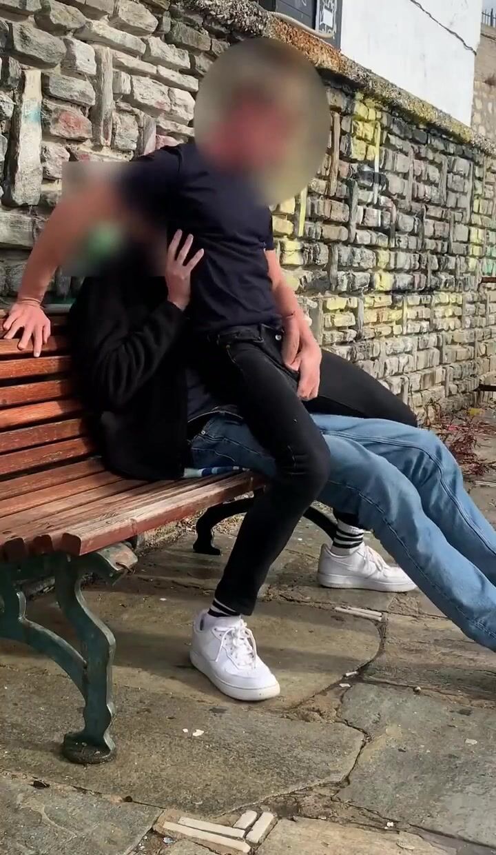 Blonder twink von muskulösem daddy ohne gummi gegen steinwand gevögelt