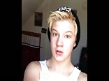 Blonder typ wichst schwulen vor der webcam