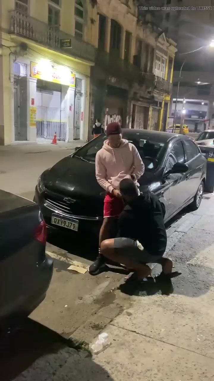 Boquete na rua em público