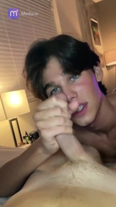 Blauäugiger teenager mit dem mund voller harter schwanz