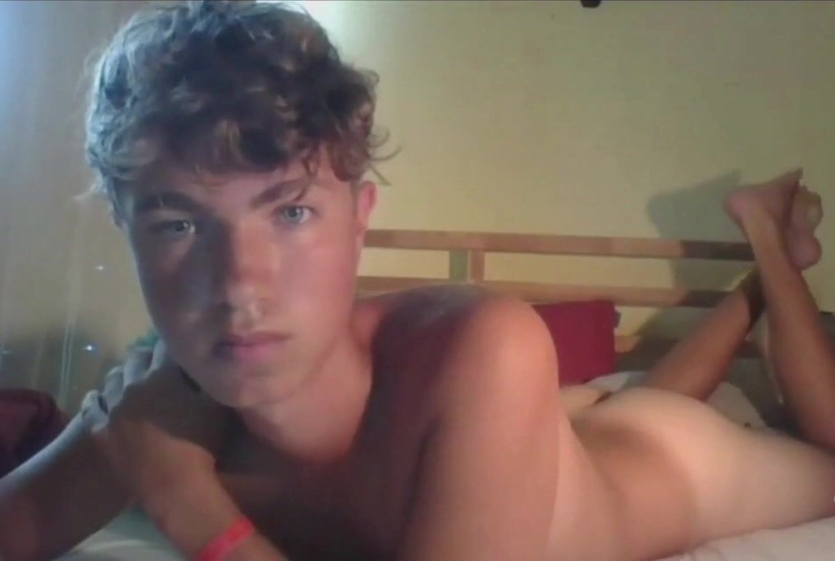 Blue-eyed twink worships daddy’s bareback cock