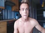 Blaauäugiger twink jed wichst vor der cam