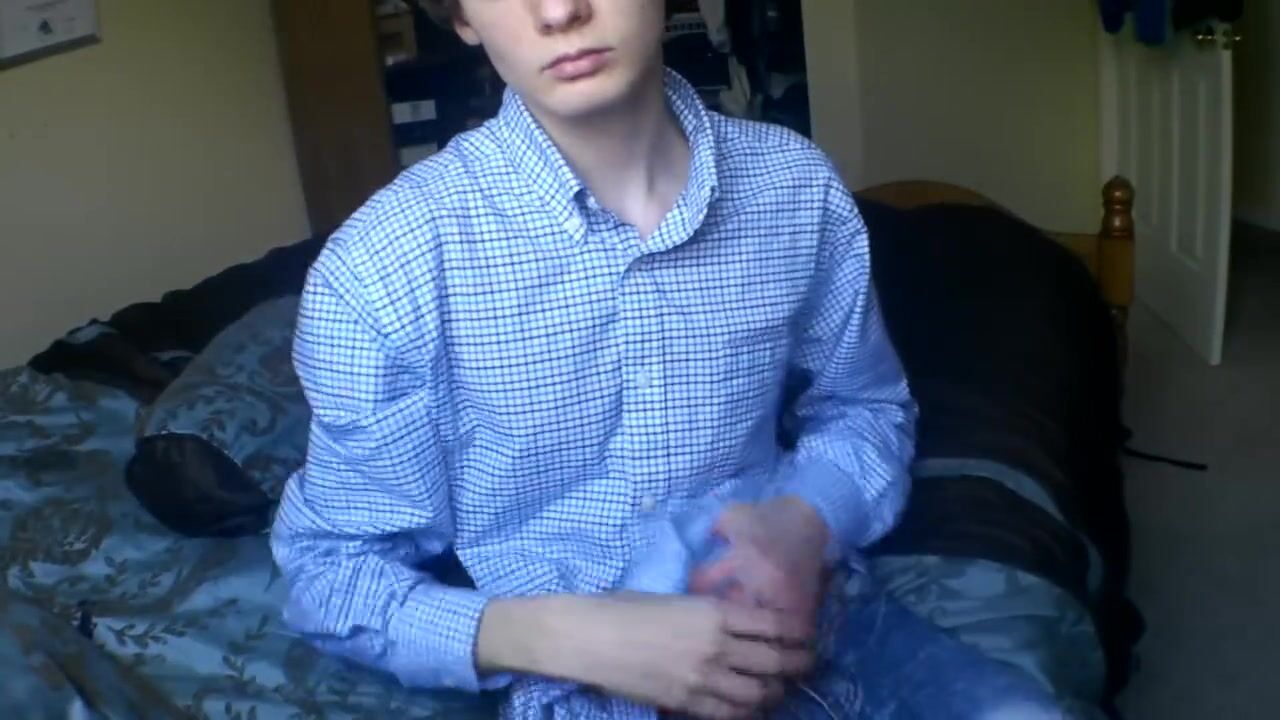 Ado en chemise bleue aux yeux bleus baisé sans capote