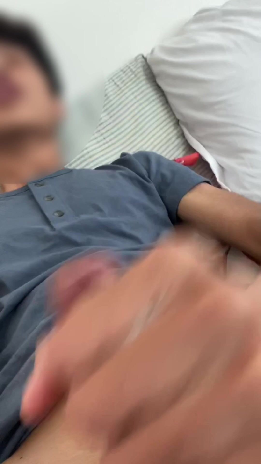 الشاب بقميص أزرق يستمني ويقذف