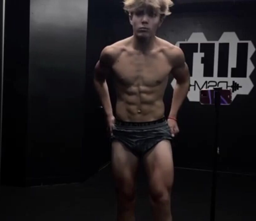 Bodybuilder flexes legs for muscle daddy bareback cock