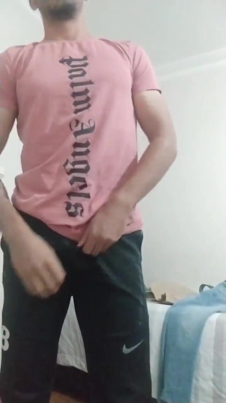 Tío musculoso se desviste para una chica