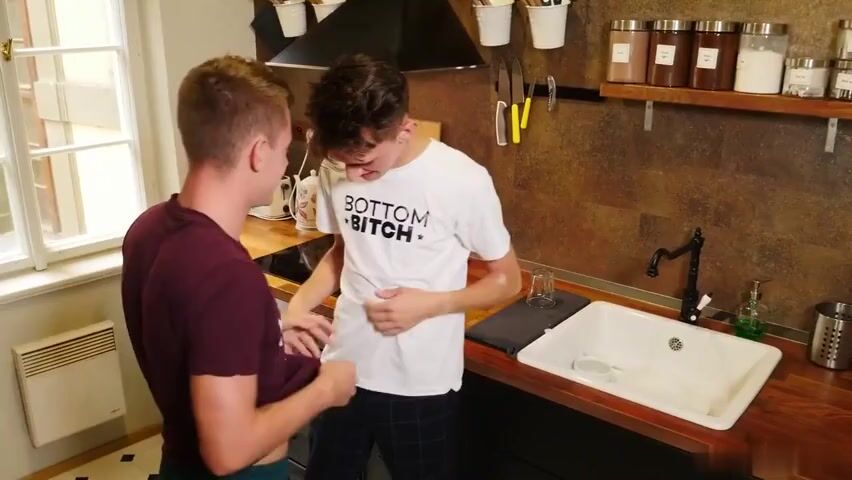 Muskel-daddy fickt twink-bottom ohne gummi