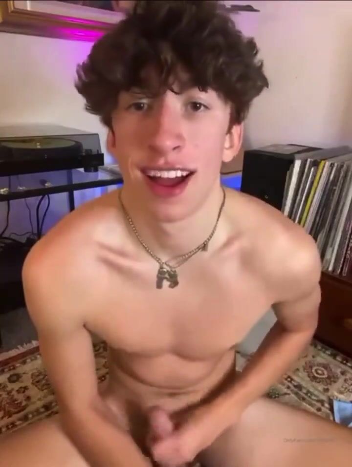 Dünner teenager wichst seinen in der boxershort eingeklemmten schwa...