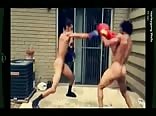Pelea de boxeo desnuda que se convierte en pelea de pollas crudas