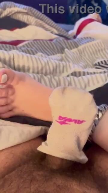 少年が友達の白い靴下に射精する