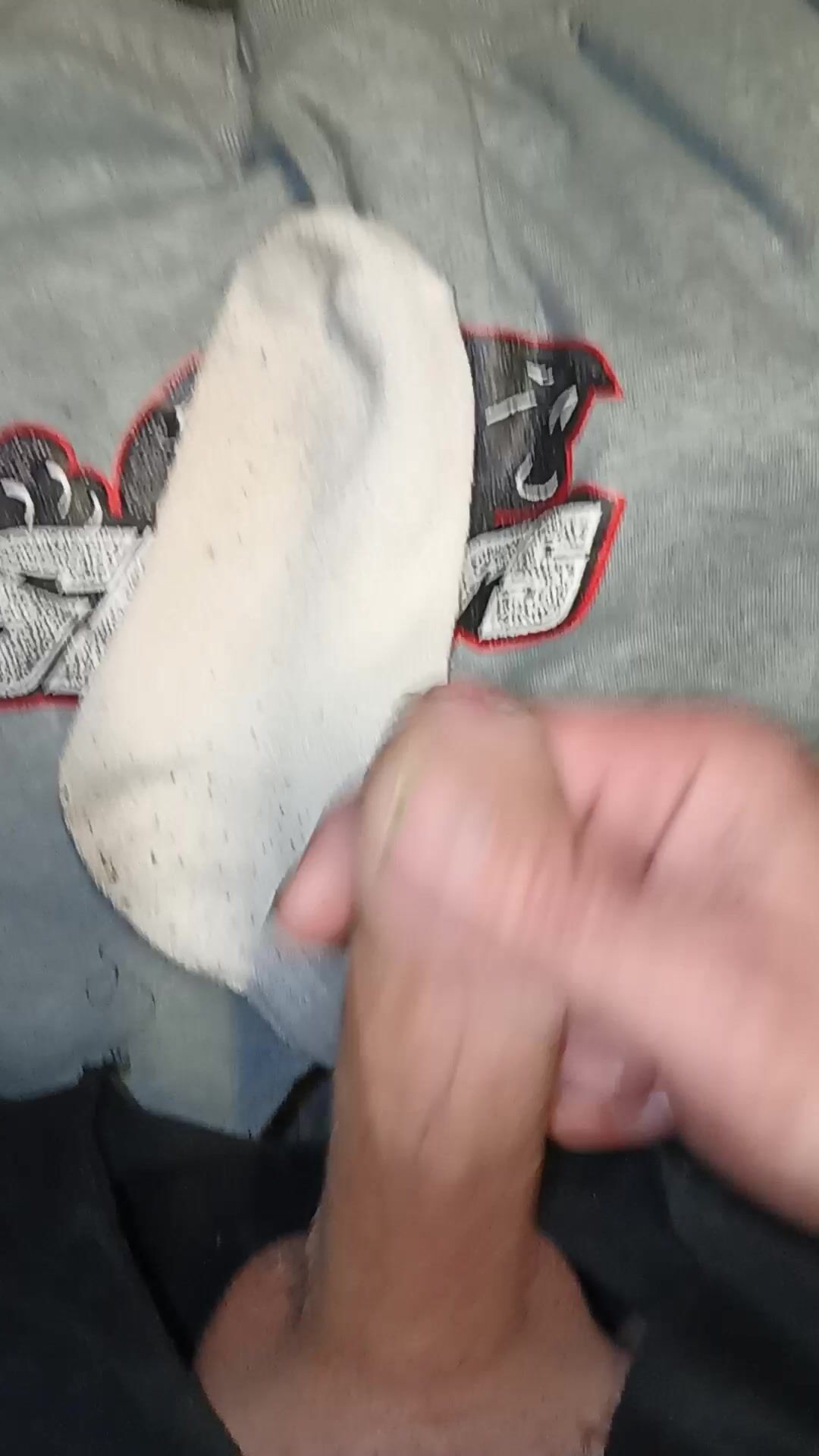 Junge spritzt auf seine sexy weißen trainer-socken
