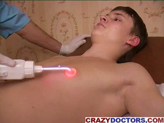 Médico louco sonda adolescente sem camisinha