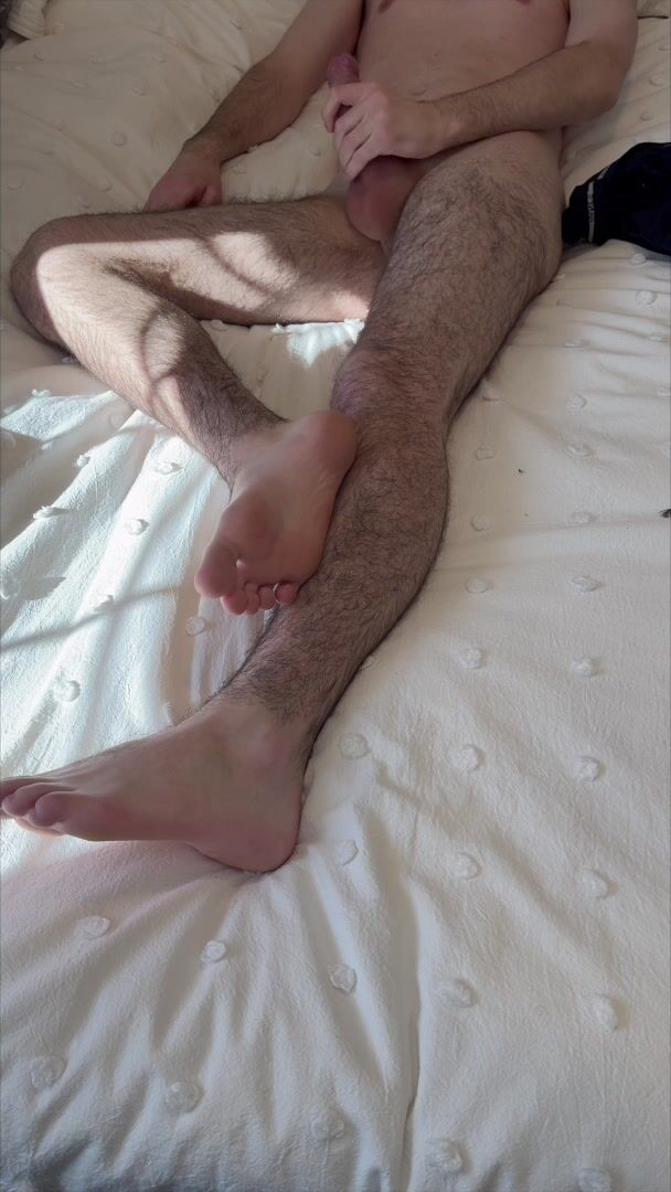 足で硬いチンコをしごくツインク