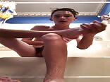 بورنو أقدام صبي في حمّام مثلي