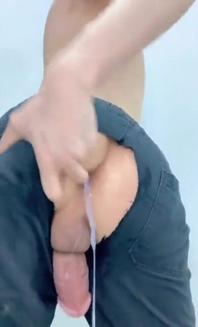 少年が指で穴からゴムなしの濃いザーメンを出してる