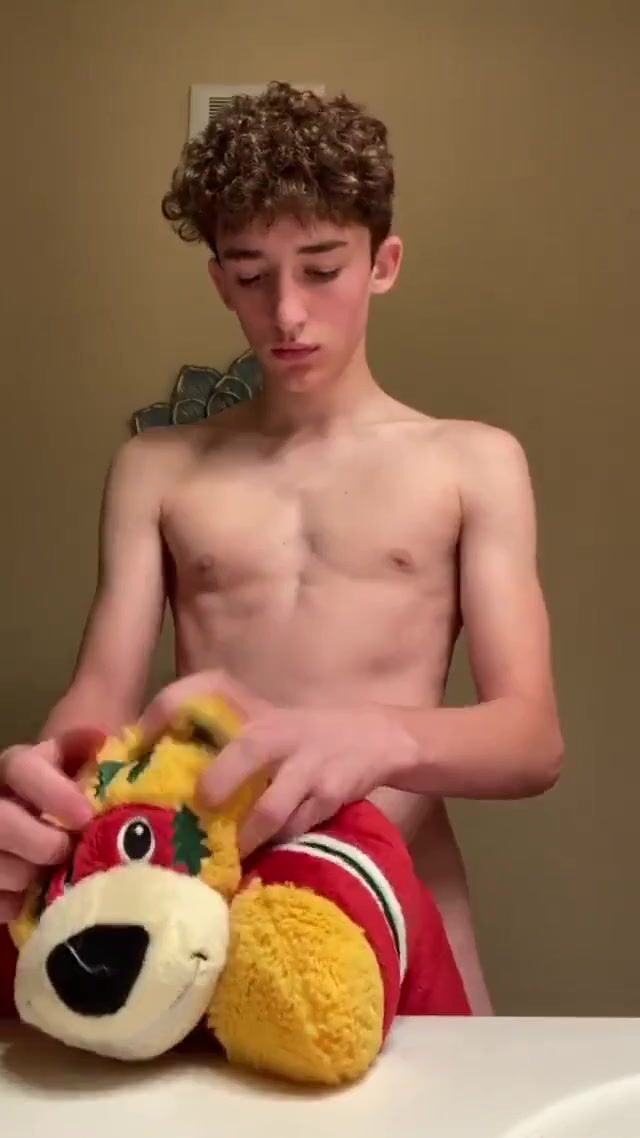 Junge hämmert hart auf sein spielzeug