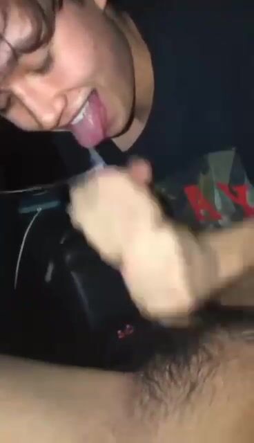 ツインクがフェラの後にチンポを飲み込む