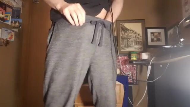 Twink in grauer jogginghose wichst seinen schwanz