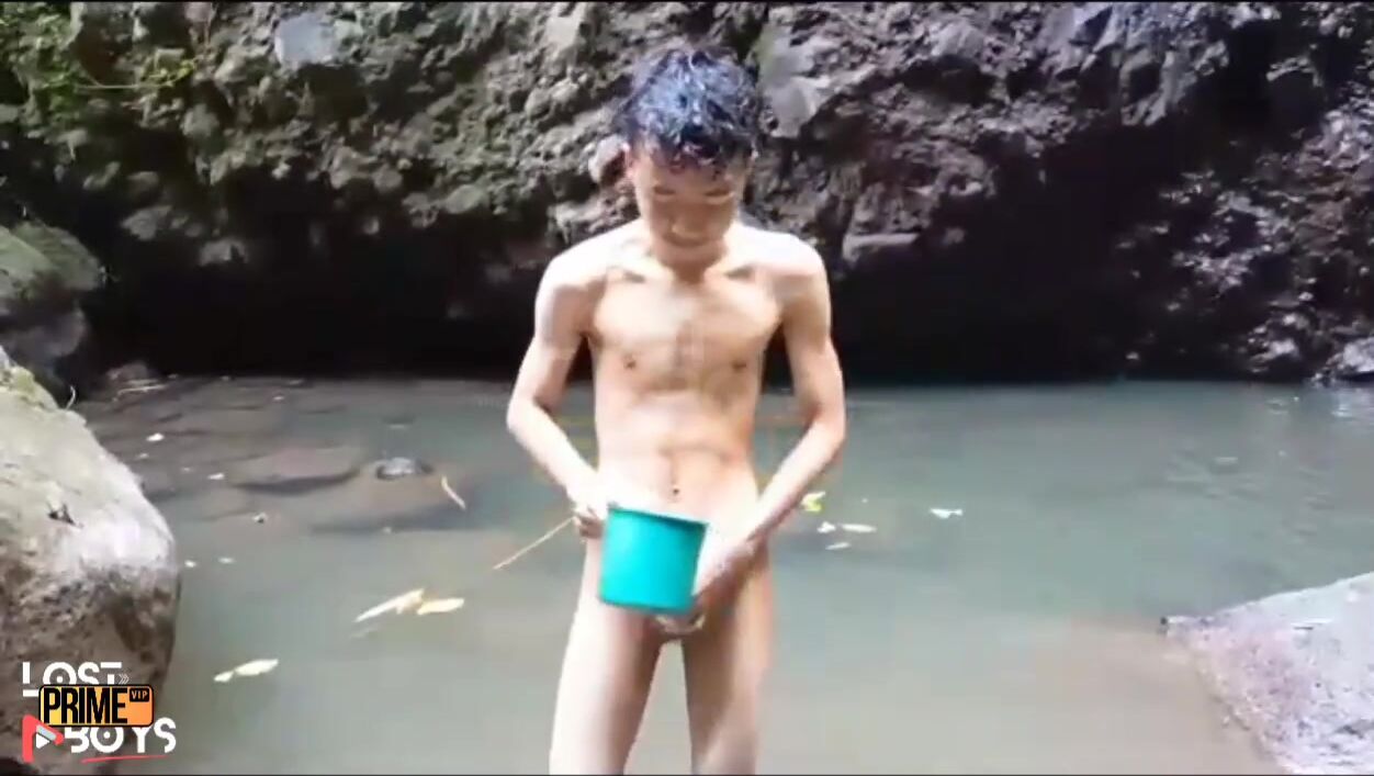 Twink rides muscle daddy bareback
